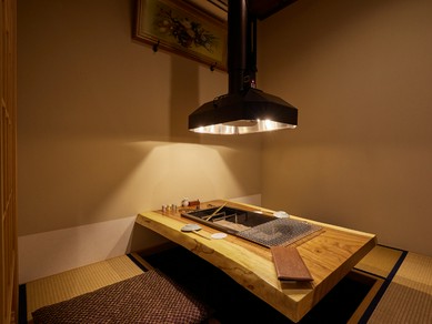 少人数でも隣席を気にせず食事を楽しむプライベート空間