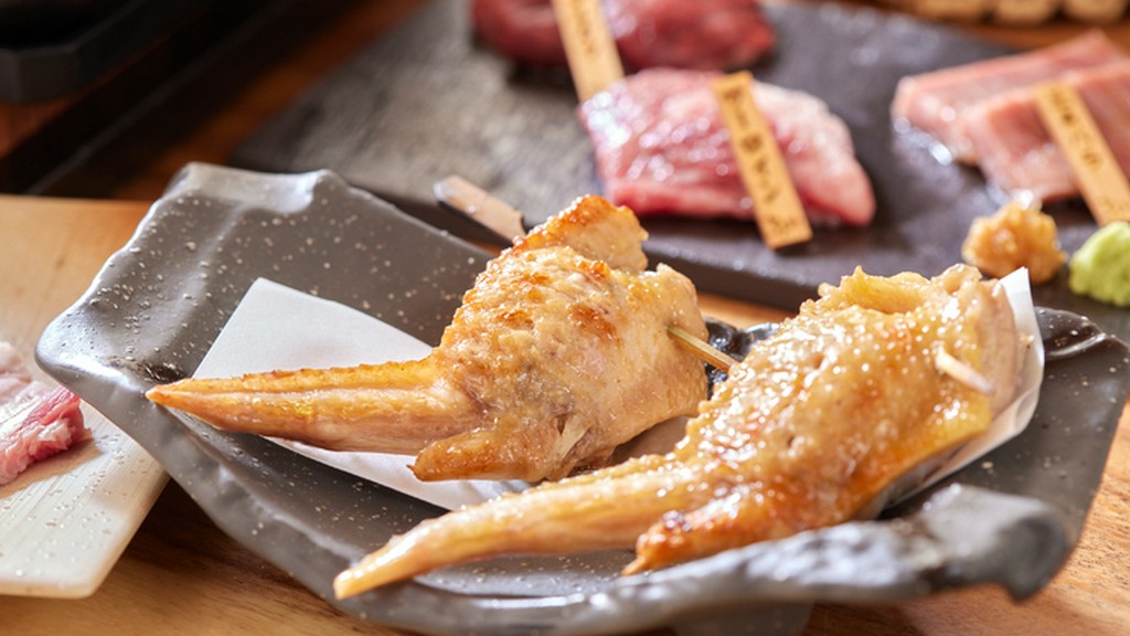 土佐備長炭でじっくり焼き、鶏の濃厚な旨みが高まる『伊勢赤鶏の手羽松茸』