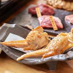 土佐備長炭でじっくり焼き、鶏の濃厚な旨みが高まる『伊勢赤鶏の手羽松茸』