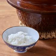 米処の本場である新潟の魚沼で育まれたお米のみを使用。土鍋を使い炊き上げることで、ダイレクトな味わいが際立ちます。備長炭を入れ炊くため、遠赤外線効果でふっくらとした仕上がりに。