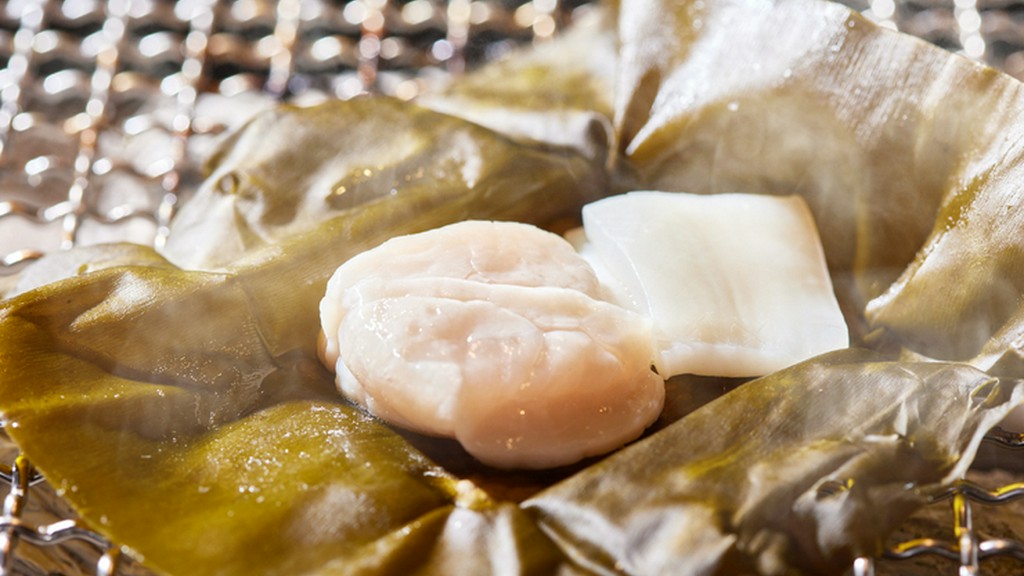 気温・食材によって焼く時間を調整し、ベストな状態に仕上げた『季節の魚介の昆布締め』