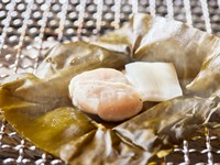 気温・食材によって焼く時間を調整し、ベストな状態に仕上げた『季節の魚介の昆布締め』