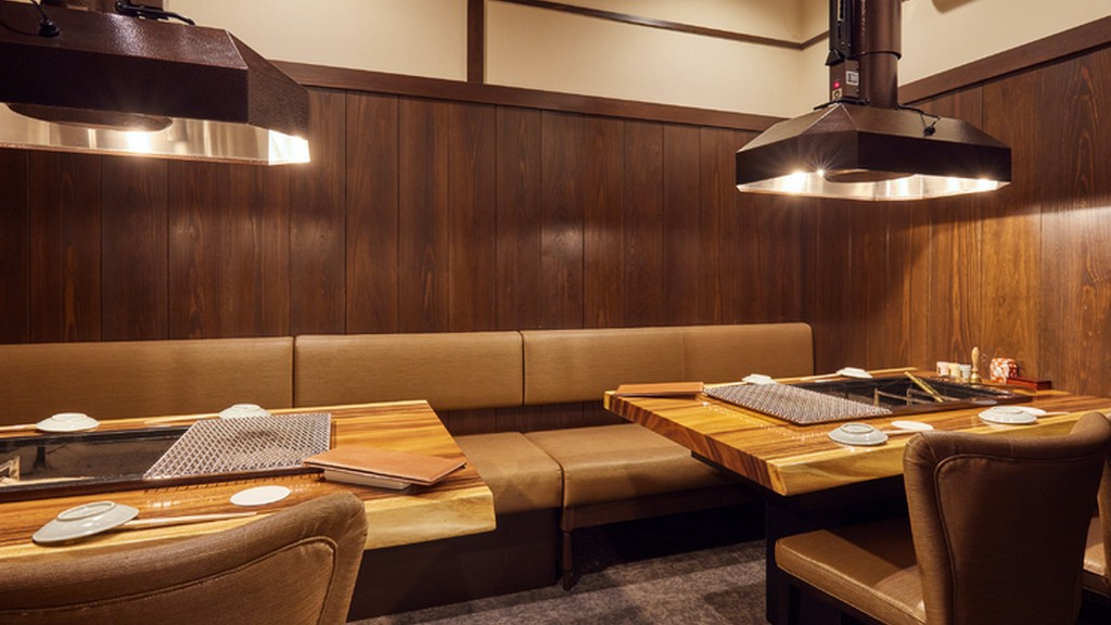 囲炉裏を囲み、ほっとくつろぎながら食事ができる料理店