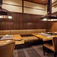 各々のテーブルに囲炉裏が設置されており、備長炭で焼き上げるさまざまなメニューを楽しめるのが大きな魅力。ゆったりとできる和の空間で、記念日や接待利用にオススメです。
