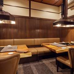 囲炉裏を囲み、ほっとくつろぎながら食事ができる料理店