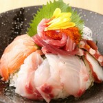 市場から仕入れた鮮魚は日本酒との相性も抜群です。※刺身の盛り合わせは2人前からのご注文となります

