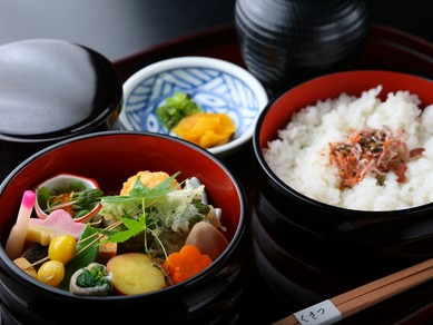 海老真丈、西京焼き、玉子焼き、野菜の煮物など和食の真骨頂を詰め合わせた御膳『懐石　昼御膳』