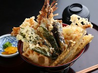 大海老、穴子一本、キスと季節の野菜を贅沢に盛り付けた『季節の味覚　大天丼』