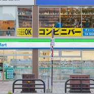 JR「鹿児島中央駅」から徒歩3分。白と緑に青のお馴染みのラインが目印のコンビニエンスストアの2階に、居を構える“コンビニバー”。階段を上った先で、ちょっとした非日常を楽しめます。