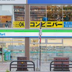 コンビニエンスストアの2階。階段の先に待つ非日常