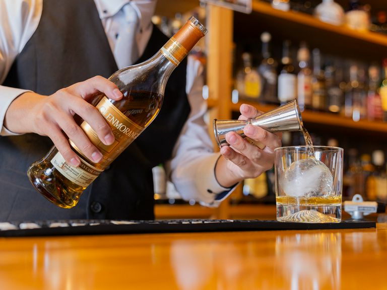 ウイスキー総数は約100種類。初心者も気軽に楽しめるお店