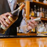 100種類近くのウイスキーを誇る【お酒の美術館】。『ファミチキ専用』『鹿児島中央』などのオリジナルブレンドウイスキーや、当日のオススメもピックアップされているため、ウイスキー初心者も気軽に利用できます。