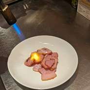 店舗1階のコンビニエンスストアで購入した商品を持ち込みできるだけでなく、燻製や炙りでアレンジを加えることも可能。いつものお酒のパートナーが、“あなただけのおつまみ”の食材に変わります。