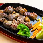 カジュアルな食事から本格的な和食まで揃っており、女子会にも最適です。気の置けない友人たちと楽しいひとときを過ごせます。和食・洋食・中華と、個性豊かなおいしい料理とお酒で話題が尽きません。 