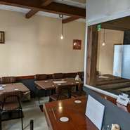 こじんまりとした店内は、温もりを感じさせる落ち着いた空間。オシャレな雰囲気の中で、こだわりの焼き鳥や一品料理と向き合えます。大切なあの人と、時には一人で、訪れたくなる大人のための秘密の隠れ家です。