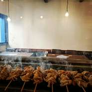 前菜からサラダ、焼き鳥、〆の一品まで、同店こだわりの味をフルに満喫できる飲み放題付きのコースもあり。予算に合わせて選べます。飲み放題は単品でもオーダーできるから、フレキシブルに楽しんで。