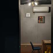 店舗奥にはプライベート感満点のセカンドフロアがあり、6名以上でフロア貸切も可能。最大15名程度まで収容できる秘密基地のような空間で、気の合う仲間とパーティはいかが。お子さま連れも気兼ねなく楽しめます。