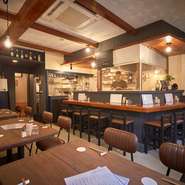 店内は落ち着いた空間でデートにぴったり。
じっくり焼いた焼鳥とワインで大人な時間をお過ごしください。