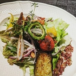 自家製ドレッシングの『県産野菜の彩りサラダ』