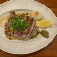 旨み成分であるイノシン酸やグルタミン酸を多く含むというデータもある鹿児島県産種鶏は、さっぱりおいしいタタキでも。こだわりの塩で下味をつけた鶏を、ポン酢でさっぱりと。柚子胡椒やおろしと合わせても。