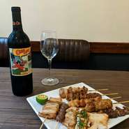 県産朝引きの鶏肉にこだわり、炭火で丁寧に焼きあげる串が自慢。『モモ』『せせり』などの定番はもちろん、時には希少部位に出合えることもあります。赤ワインとフルーツをじっくり煮込んだ自家製タレもお試しあれ。