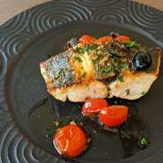 焼き鳥を中心とした定番メニューに加えて、『カルパッチョ』や生ハム、チーズ、パスタなどの一品料理もバラエティ豊かに揃っています。その日の仕入れでオススメメニューも登場するので、店内の黒板に注目です。