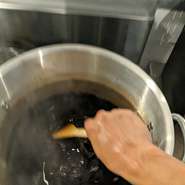 焼き鳥の味わいの鍵となるタレは、オリジナルで開発したレシピにより、店内でじっくり仕込んだもの。赤ワインとフルーツをたっぷり使った、新感覚の焼き鳥が楽しめます。こだわりワインと一緒に楽しんで。