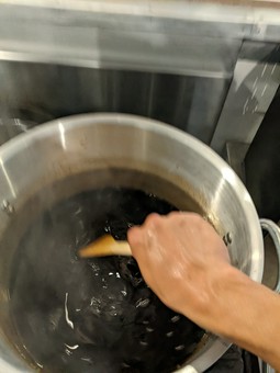 赤ワインとフルーツで仕込んだタレでいただく新感覚の洋風焼き鳥