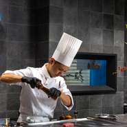 料理人の技を間近で楽しめるカウンター席は、鉄板焼きの醍醐味。店内には鉄板カウンター付きの個室も完備しており、会食などにも対応可。料理人の技と「宮崎牛」をプライベートな空間で味わってみませんか。