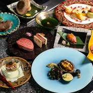 15時間かけ低温調理された「宮崎牛」と極上雲丹の『うにく』、「宮崎牛」霜降り肉を特製“洗いダレ”で食す『焼しゃぶ』…。宮崎の名産品や沖縄の旬野菜も取り入れ、「宮崎牛」の多彩な楽しみ方を提案してくれます。