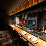 宮崎県が生産量日本一を誇る「飫肥杉」や、「高千穂峡」「鬼の洗濯岩」などの宮崎県の景勝地をイメージとして織り込まれた店内。細部までこだわりが散りばめられたシックな空間が、ふたりの特別な時間を見届けます。