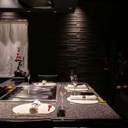 最大6名で利用可能な個室も完備。海外のゲストを迎えての接待にも最適な一軒。世界に誇る日本の食材「宮崎牛」と臨場感たっぷりのパフォーマンス、きめ細やかな心遣いで、大切なゲストをもてなしてみませんか。