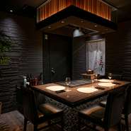 鉄板を目の前にご用意したコの字型テーブルでプライベート空間（半個室）を演出いたします。
周りを気にすることなく、最高級和牛「宮崎牛」をご堪能ください。