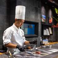 “お客様にお喜びいただくことがモチベーションとなっております”と料理人。ゲストの反応を間近に見られることは、料理人としても大きなメリット。ゲストの笑顔のため、こだわりを持ち日々調理に向き合っています。