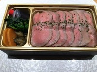 おいしさ日本一の宮崎牛(モモ肉)を低温(50℃)で15時間かけて火を入れ、仕上げに宮崎県産最高級備長炭「宇納間備長炭」で焼き上げました。