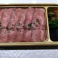 おいしさ日本一の宮崎牛の中でも極上のロースを低温（50℃）で15時間かけて火を入れ、仕上げに宮崎県産最高級備長炭「宇納間備長炭」で焼き上げました。
