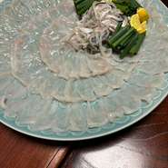 【すっぽん鍋コース】
・先付け、酢の物、ふぐ唐揚げ、てっさ、ちり鍋、雑炊、デザート

とらふぐ三昧コースは(2名様～)から可能となります。
※カウンター最大６名様
※お座敷最大８様
※事前予約必須
