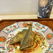 京都から取り寄せる子持ち鮎の焼き浸しはガツンとくる日本酒と相性抜群です。
