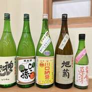 定番の神亀、ひこ孫、黒松白鹿にくわえ月替わりの日本酒を取り揃えております。