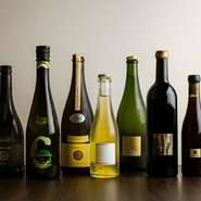 「モダンな造りの日本酒に合う料理」と酒蔵からの支持も高く、入手困難な日本酒もペアリングで楽しめます。北海道つながりでは仁木町のヴィニャ・デ・オロ・ボデガのシードルやワインなど個性あるラインナップです。