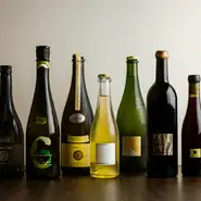 「モダンな造りの日本酒に合う料理」と酒蔵からの支持も高く、入手困難な日本酒もペアリングで楽しめます。北海道つながりでは仁木町のヴィニャ・デ・オロ・ボデガのシードルやワインなど個性あるラインナップです。