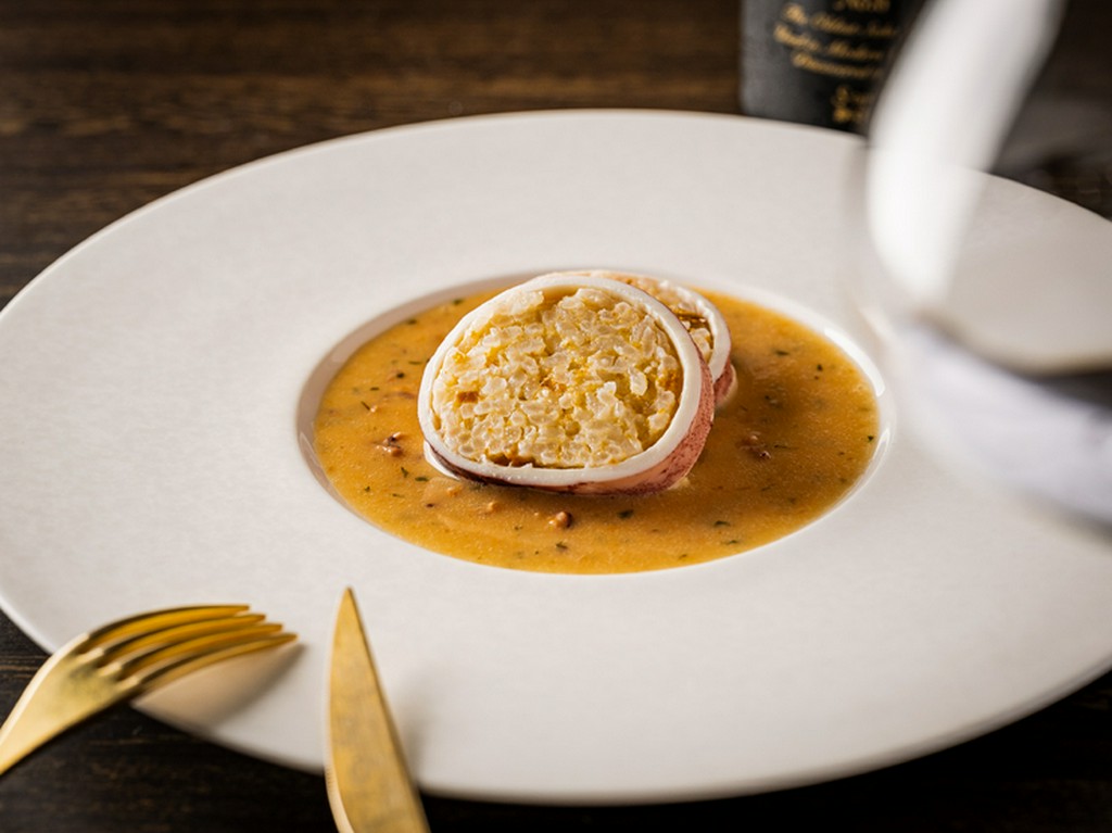 北海道の郷土料理『イカ飯』をフレンチ風に再構築したインパクトあるスペシャリテ