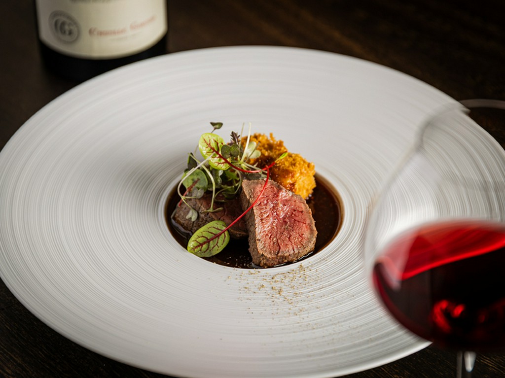 蝦夷鹿のグリル。付け合わせの1年寝かせたインカのめざめコロッケも主役級