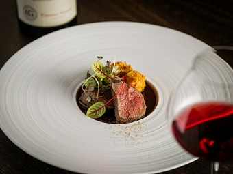 蝦夷鹿のグリル。付け合わせの1年寝かせたインカのめざめコロッケも主役級