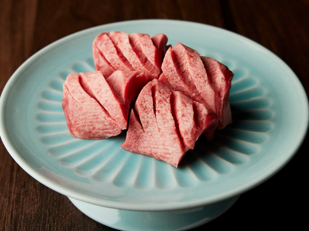 分厚い断面から広がる肉の旨みを堪能できる『厚切り上タン』