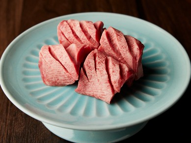 分厚い断面から広がる肉の旨みを堪能できる『厚切り上タン』