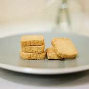 小麦粉を一切使わず、自然栽培の米粉を用いたグルテンフリーの米粉クッキーです。