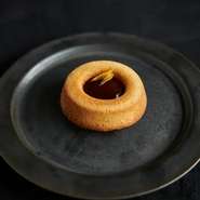 自然栽培の米粉で焼いたフィナンシェ生地です。