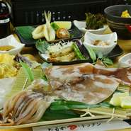  
高級食材のひものを使ったコース。１卓1匹のヤリイカの干物を卓上コンロでお客様自身で焼いてご賞味いただけます。ヤリイカの干物、ふぐの干物、穴子の干物、ししゃもの干物を活用した創作料理コースの飲み放題付