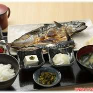 10種類以上のひものと日替わりの小鉢メニューでお客様がオリジナルの定食をご賞味頂けます。カジュアルな空間でひものの定食をご賞味頂きながら、会話を楽しむことも出来ます。